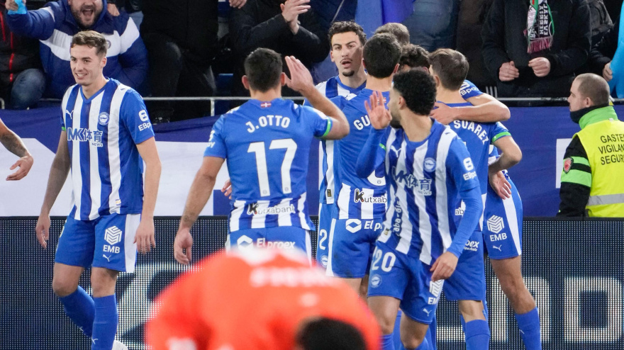 Los jugadores del Alavés celebran el 1-0 ante la Real Sociedad