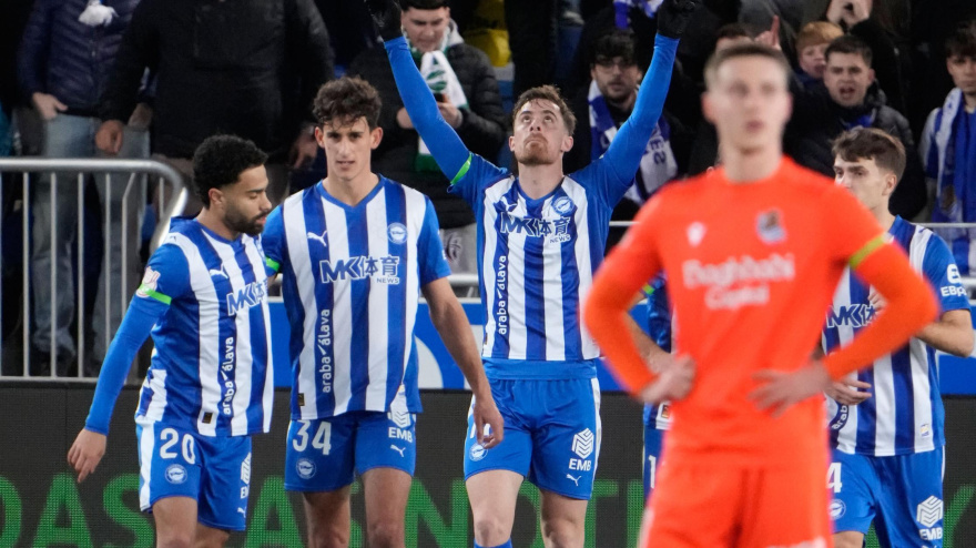 Los jugadores del Alavés celebran el gol de Toni Martínez ante la Real Sociedad