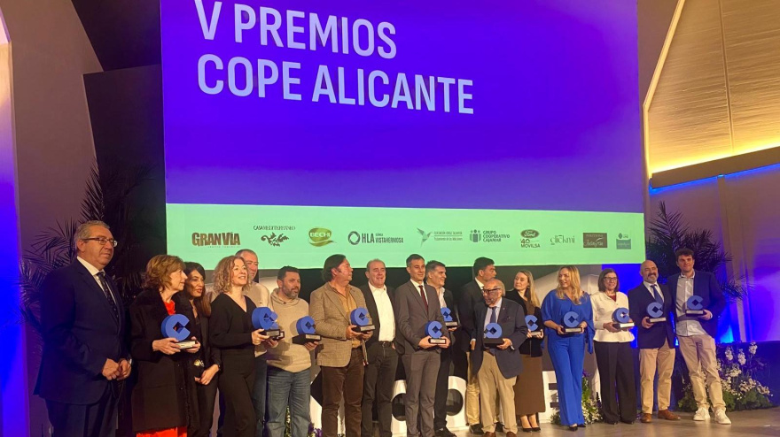 Imagen de todos los premiados acompañados por el presidente de la Diputación, Toni Pérez, y el alcalde, Luis Barcala.
