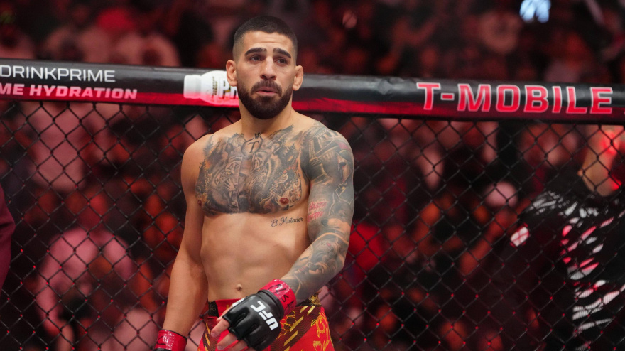 Ilia Topuria durante su pelea con Charles Oliveira de 2025