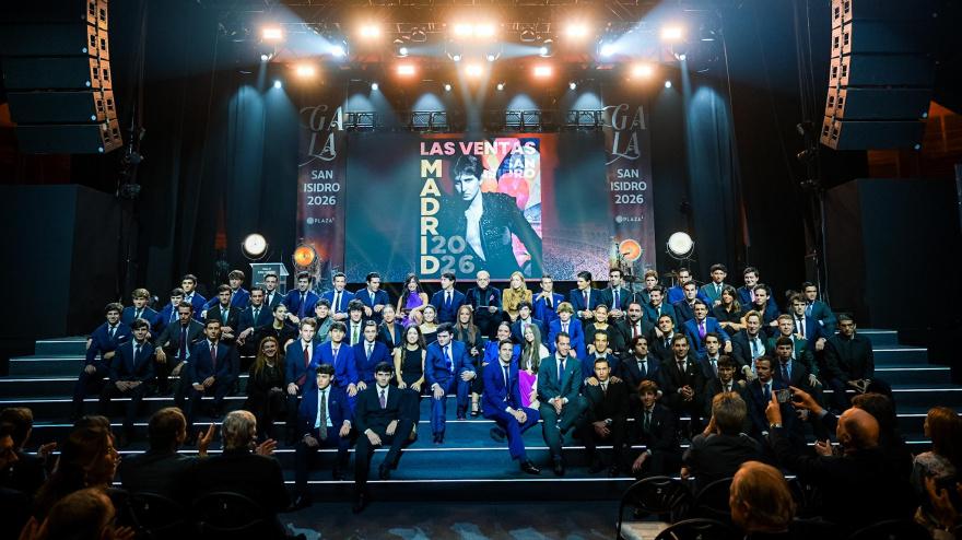 Foto de familia de los diestros que han asistido a la gala de San Isidro 2026