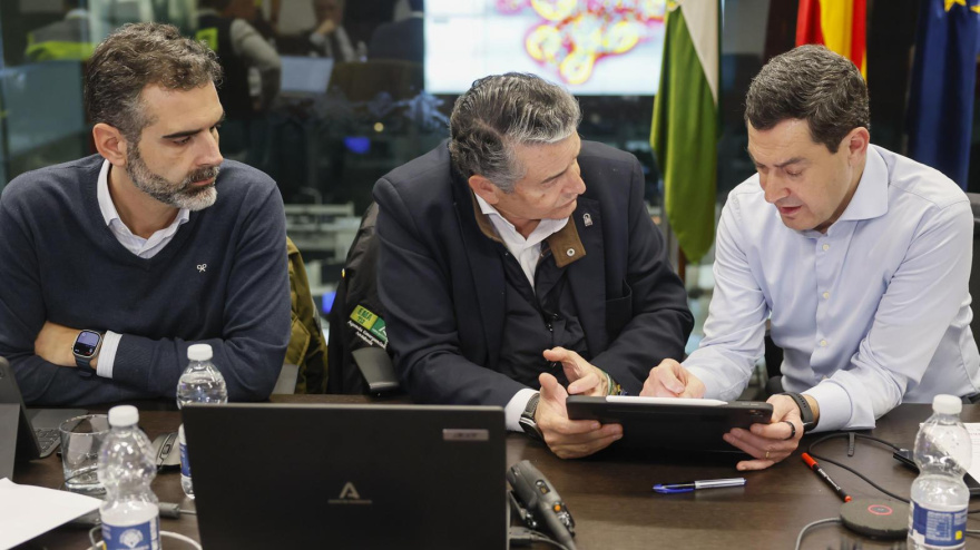 El presidente andaluz, Juanma Moreno (d) junto al consejero de Sanidad, Presidencia y Emergencias, Antonio Sanz (c), durante la reunión del Comite Asesor de Emergencia de Andalucía