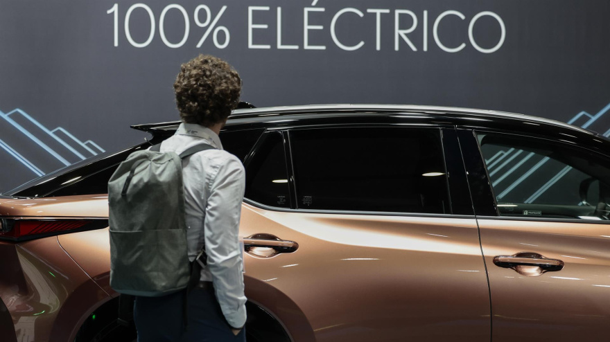 Una persona contempla un coche eléctrico en el eMobility Expo World Congress de Valencia