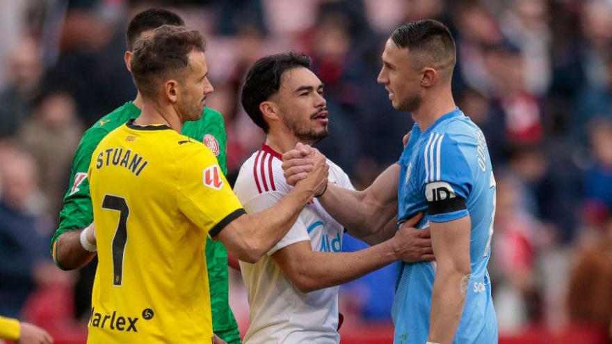 Vlachodimos saluda a Stuani tras el Sevilla-Girona