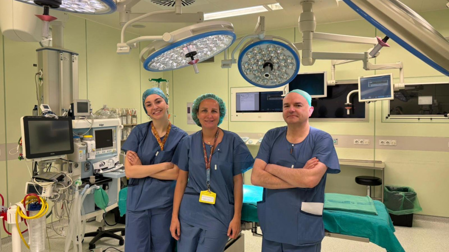 Beatriz Palmero, Nicole Mercier, Miguel Estefanía en uno de los quirófanos de Cirugía Plástica del HUBU