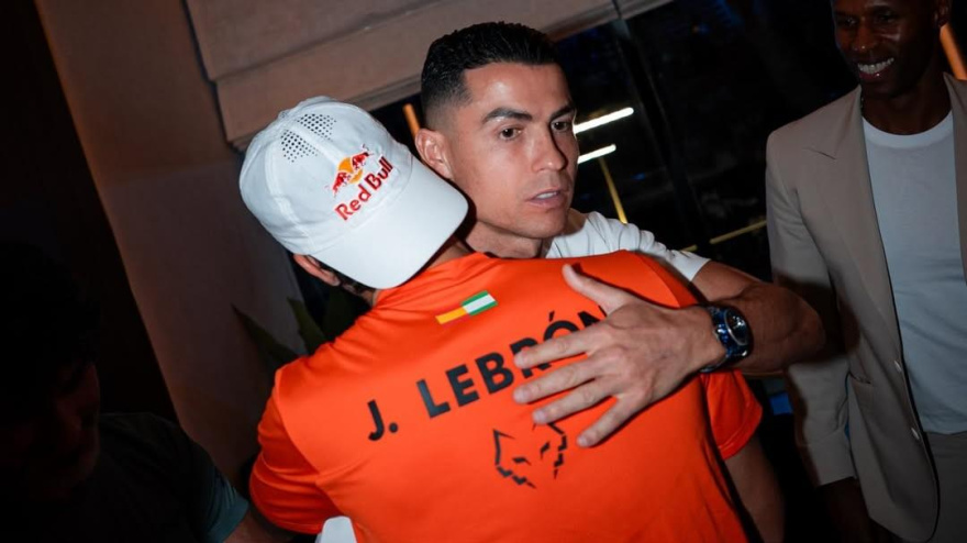 Cristiano Ronaldo se abraza con Juan Lebrón