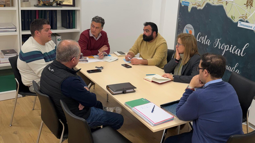 Mancomunidad reúne a distintas administraciones para evitar la contaminación de la playa de Carchuna-Calahonda este verano