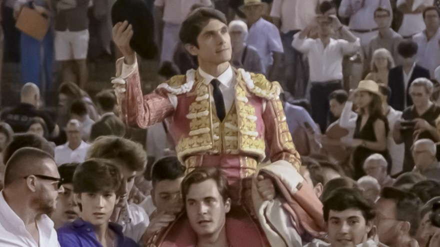 Sebastián Castella, en su salida a hombros por la Puerta del Príncipe en 2023