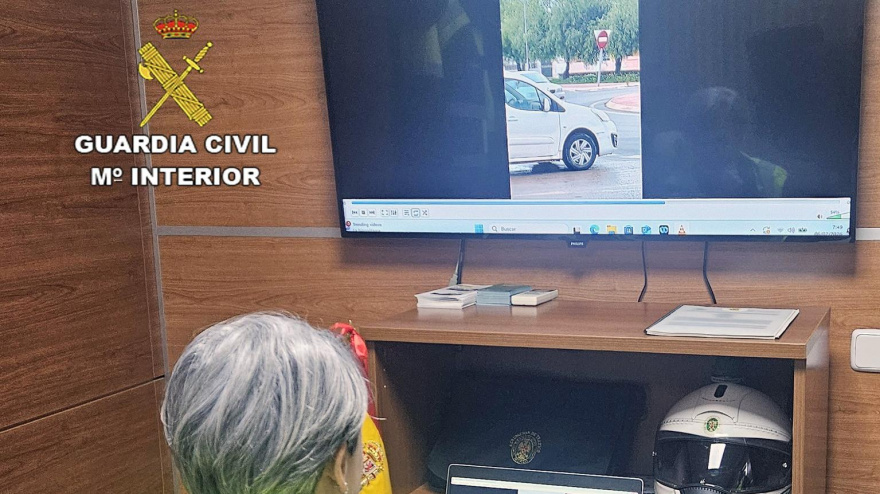 Guardia Civil comprobando la infracción