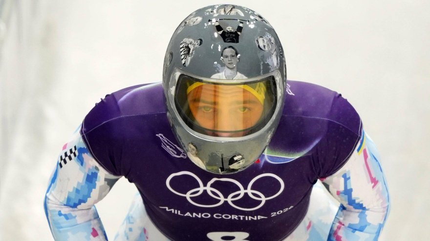 Vladyslav Heraskevych con el casco que ha provocado el gran escándalo de los Juegos Olímpicos.