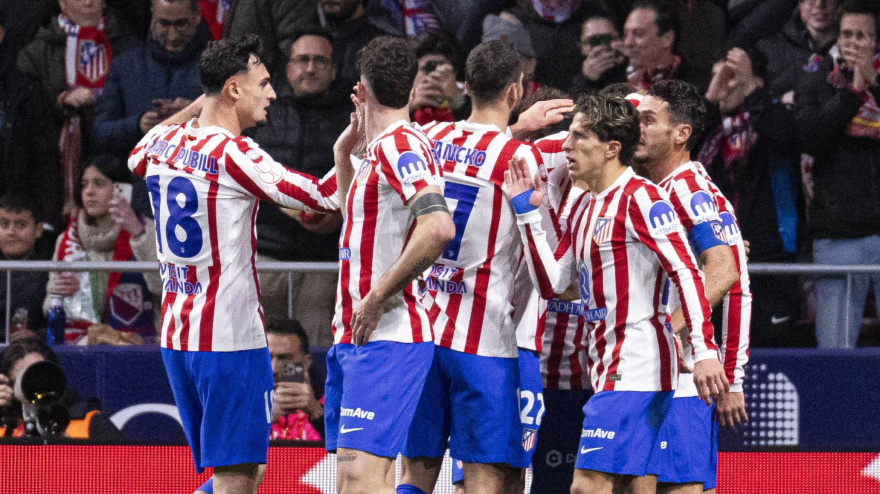Los futbolistas del Atlético celebran uno de los goles frente al Barcelona