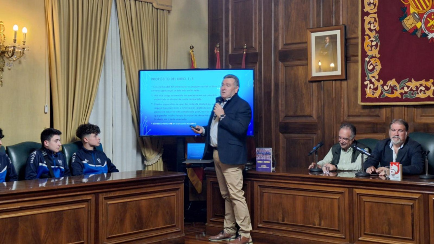 José Luis Torán relata los 40 años del CD Las Viñas con su libro ‘Raíces de Victoria’