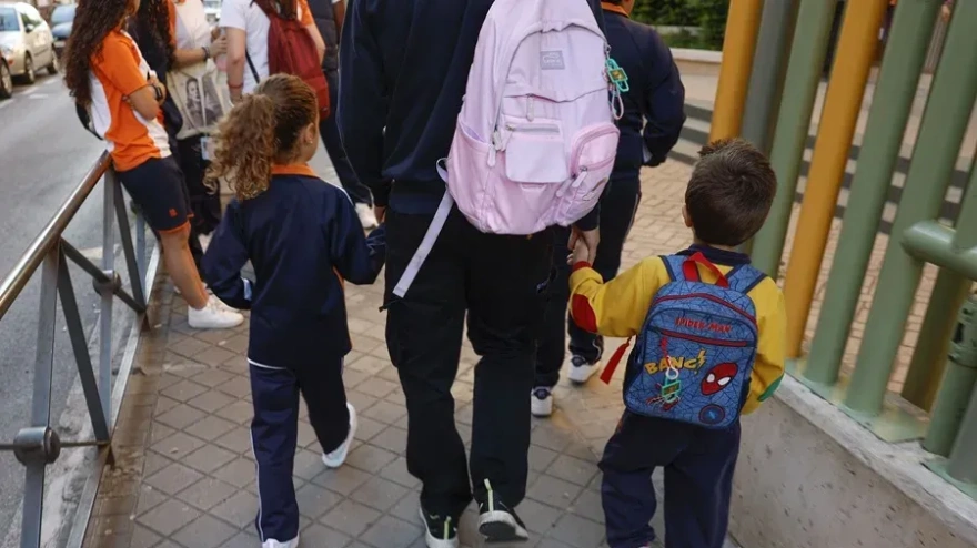 Un padre acerca a sus hijos al Colegio Nazaret, en el madrileño distrito de Carabanchel