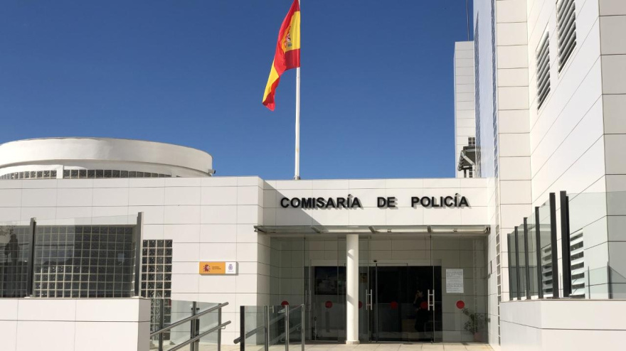 Investigan un incendio en Motril después de que un hombre se precipitara de una azotea para huir de las llamas