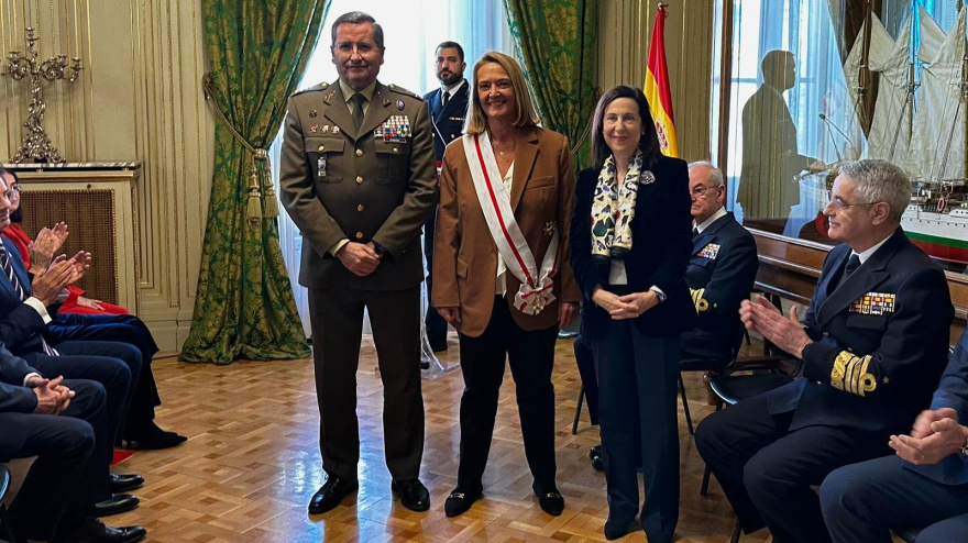 Luisa García Chamorro recibe la Gran Cruz al Mérito Militar por la organización del Día de las Fuerzas Armadas