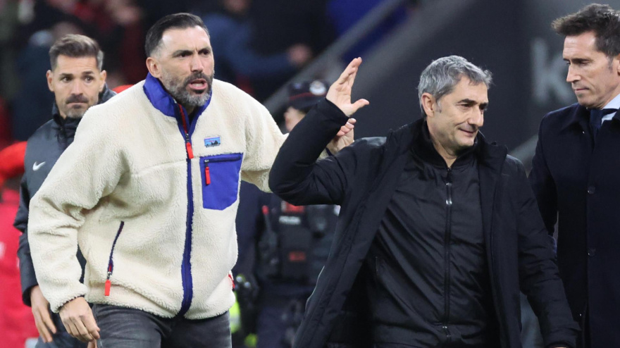 Los técnicos del Athletic Club, Ernesto Valverde (d) y del Elche, Eder Sarabia, a la finalización del partido correspondiente a la jornada 25 de LaLiga que Athletic Club y Elche CF han disputado este viernes en el estadio de San Mamés, en Bilbao