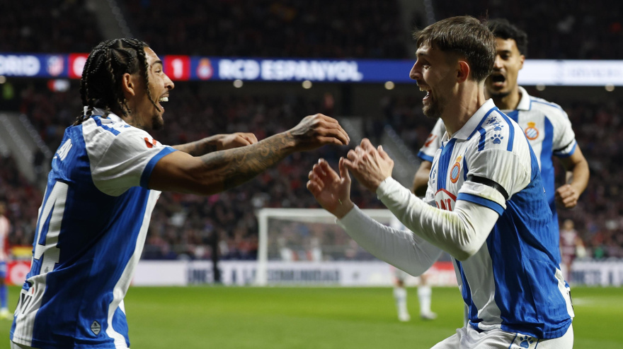 panyol Jofre Carreras (d) celebra su gol durante el partido de la jornada 25 de LaLiga que Atlético de Madrid y RCD Espanyol