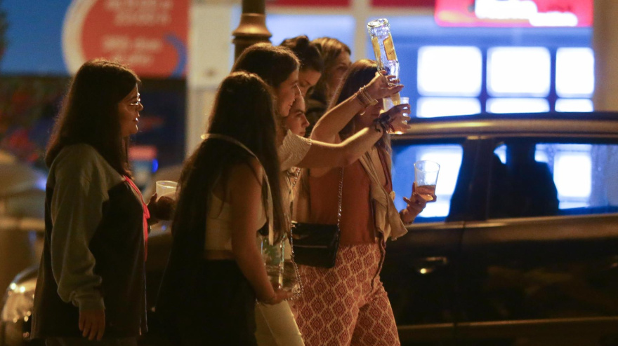 Lugo. Ocio nocturno durante las fiestas de San Froilán. En la imagen, ambiente en la Praza de Augas Férreas, en la madrugada del viernes 6 de octubre