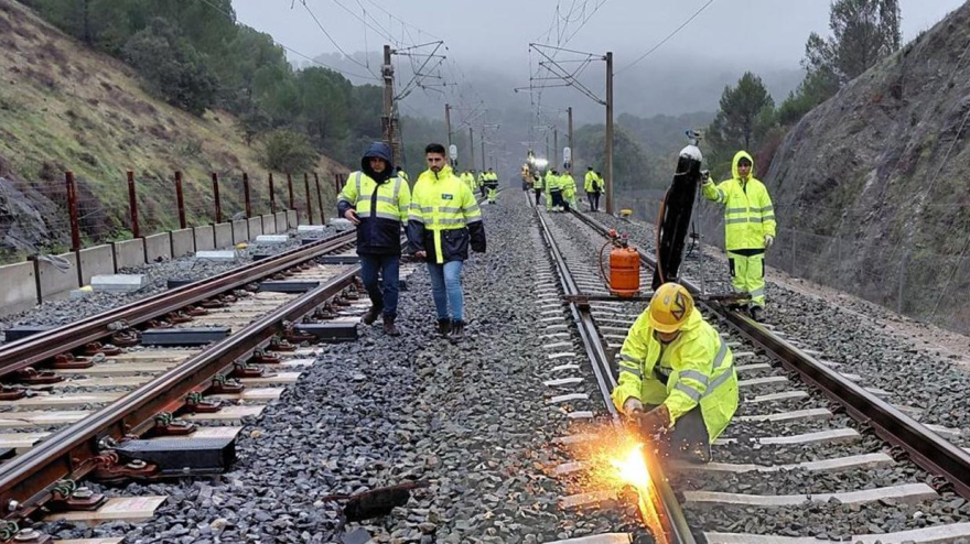Varios operarios durante las obras de reparación de las vías en Adamuz, a 30 de enero de 2026, en Adamuz, CórdobaPOLITICA Ministerio de Transportes y Movilidad Sostenible