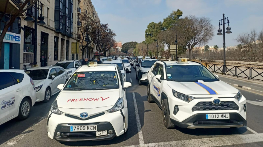El sector del taxi de la Comunidad Valenciana colapsa los principales accesos a Valencia