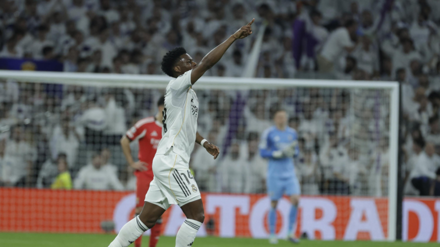 El centrocampista del Real Madrid Aurélien Tchouaméni celebra su gol ante el Benfica