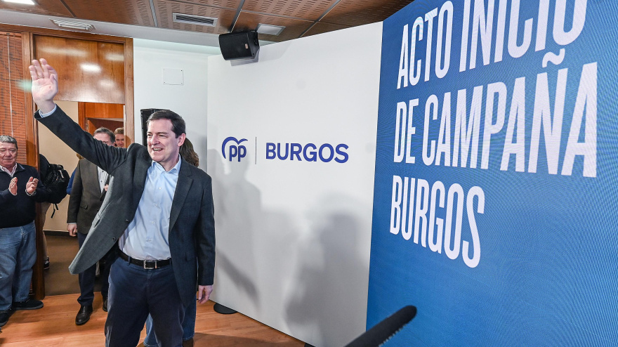 El candidato del Partido Popular de Castilla y León a la reelección como Presidente de la Junta, Alfonso Fernández Mañueco, participa en la “Pegada del primer cartel” en Burgos