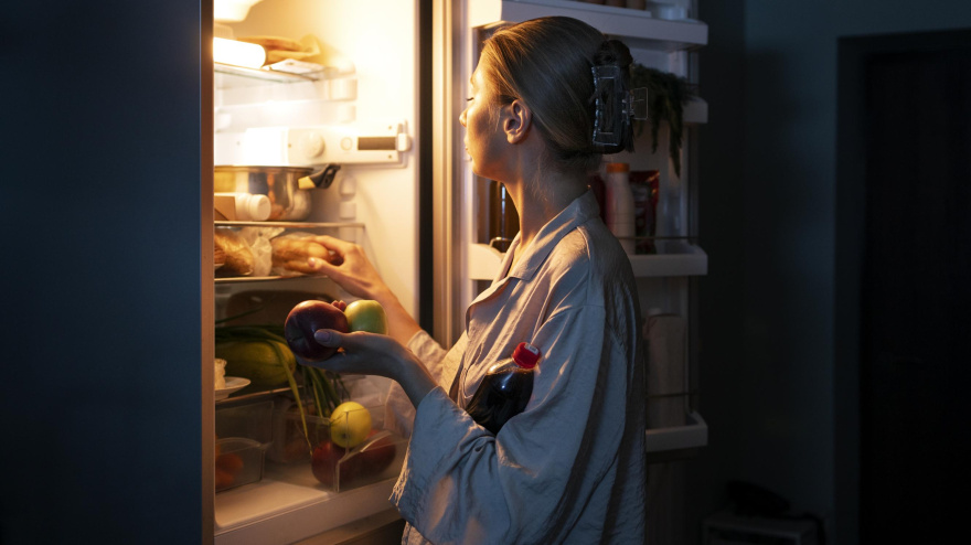Un experto desmonta el mito de la fuerza de voluntad para controlar el hambre por la noche