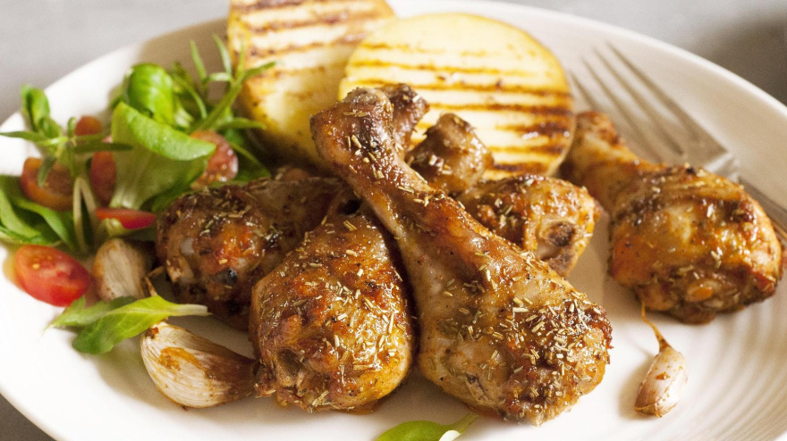 Pollo, patatas y ensalada es una buena opción para almorzar