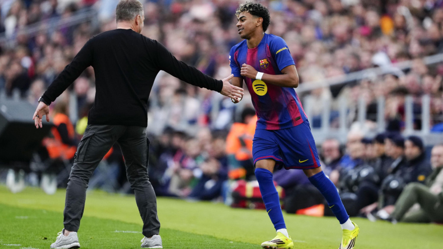 Lamine Yamal celebra con Hansi Flick su tanto en el Barcelona - Villarreal