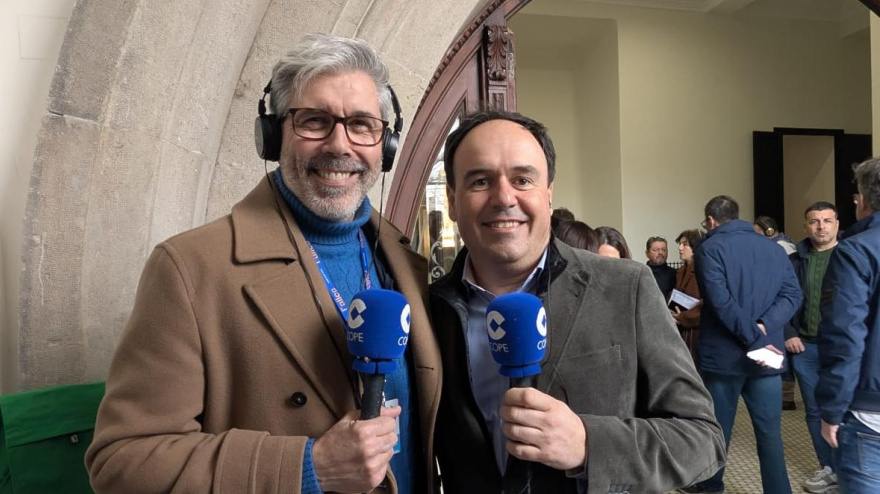 Juanfran Pérez Llorca atiende a COPE desde el balcón del Ayuntamiento de Valencia