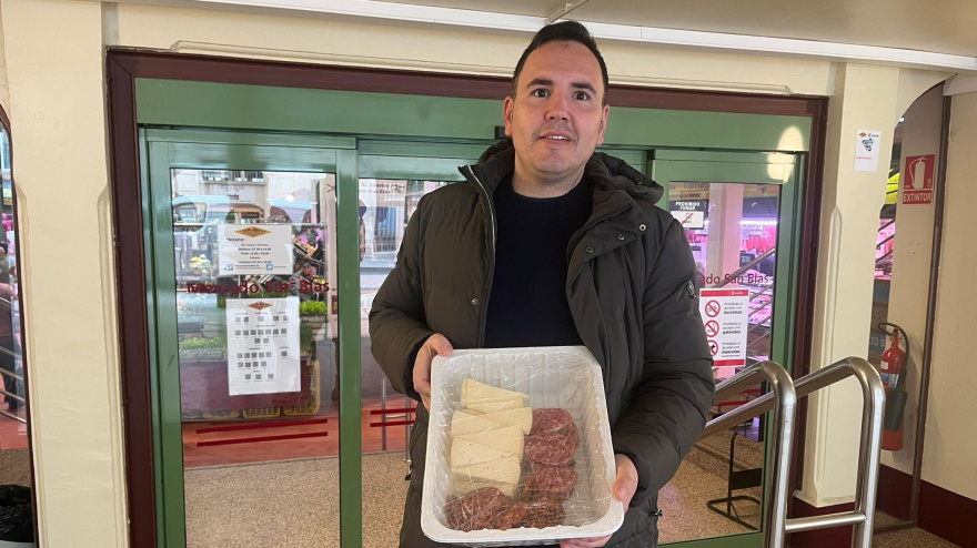 Diego, comprador habitual en el Mercado de San Blas de Logroño