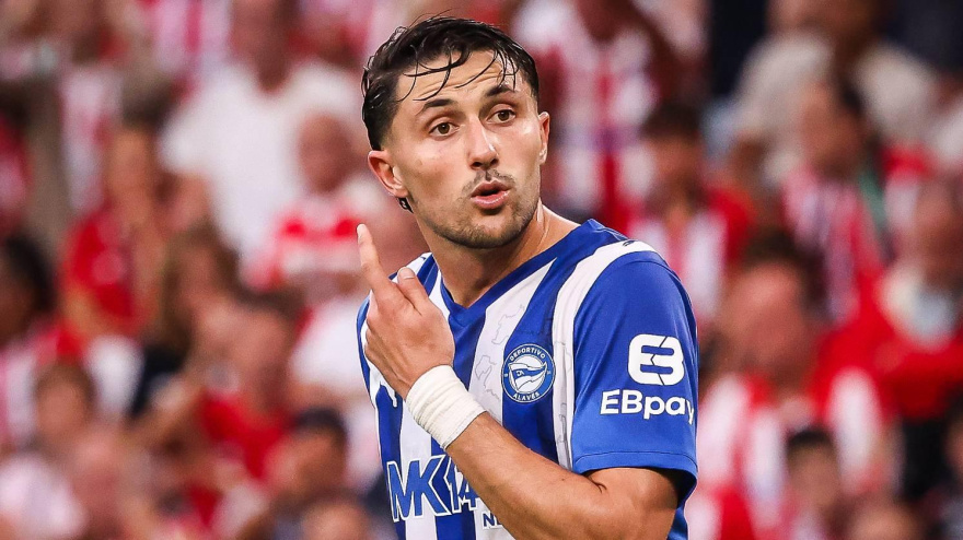 Facundo Garcés jugando un partido de LaLiga en San Mamés