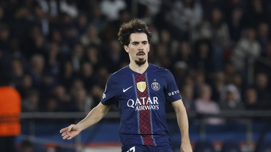 Vitinha durante un partido con el PSG