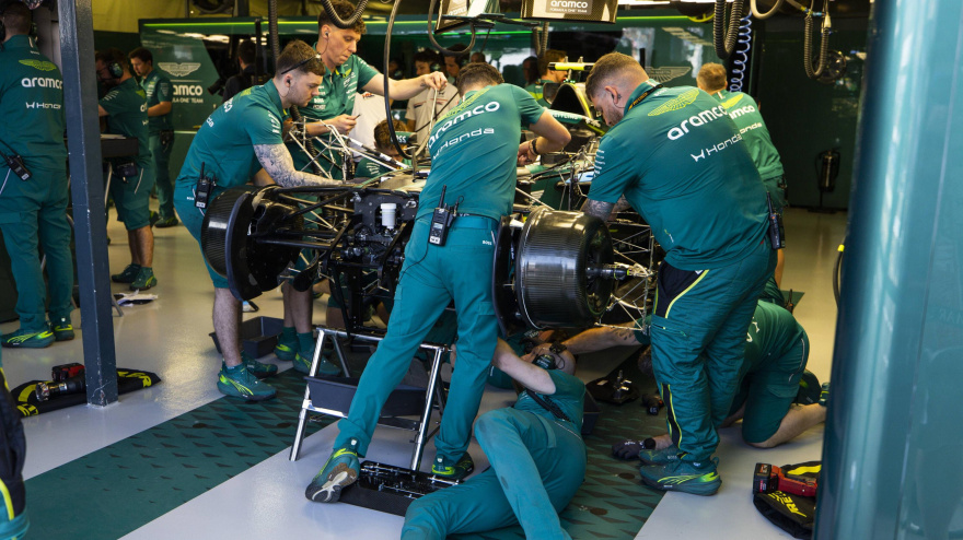 Los mecánicos de Aston Martin trabajan en el coche de Alonso durante los Libres de este viernes en Melbourne.