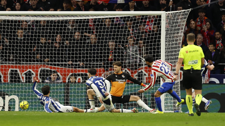 Momento del gol de Nico González en el Atlético-Real Sociedad