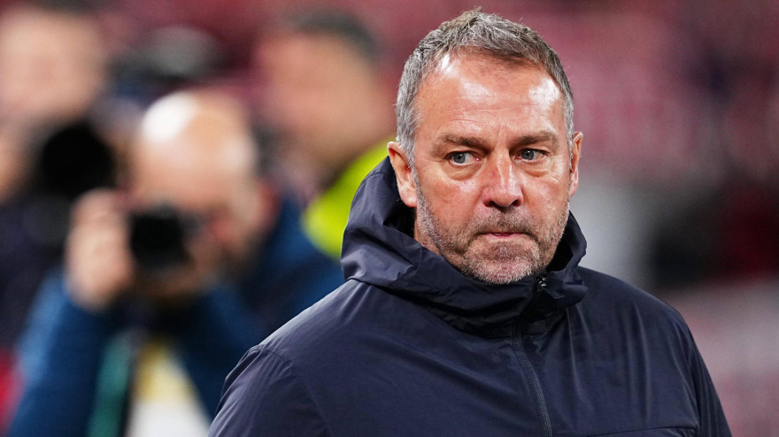 Hansi Flick antes de comenzar el partido del Athletic - Barcelona