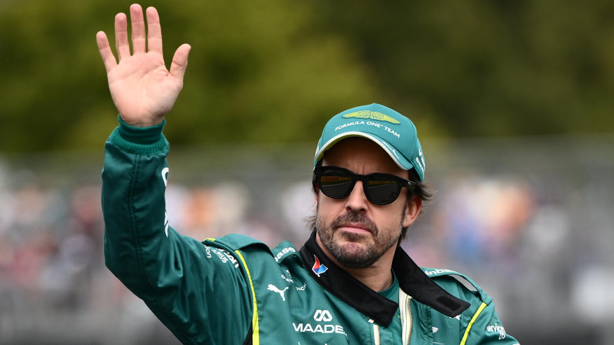 El piloto asturiano saluda al público de Albert Park durante la previa del GP de Australia.