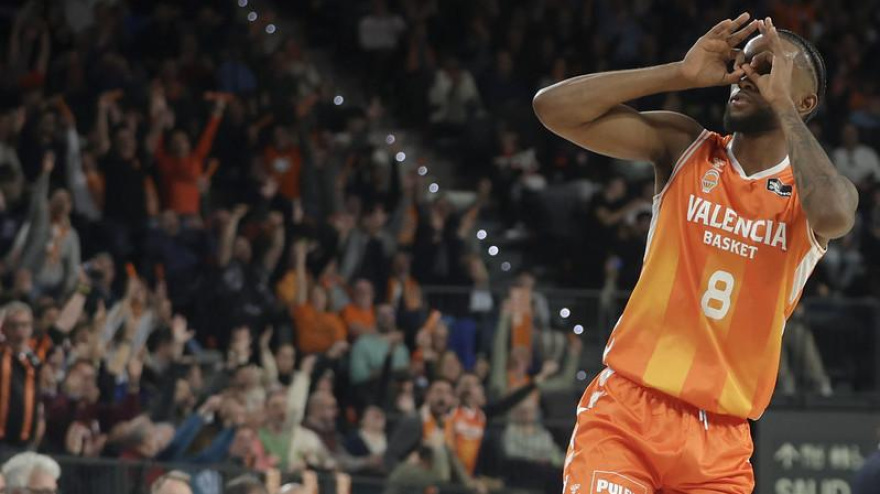 Montero celebra una de sus canastas en el Roig Arena