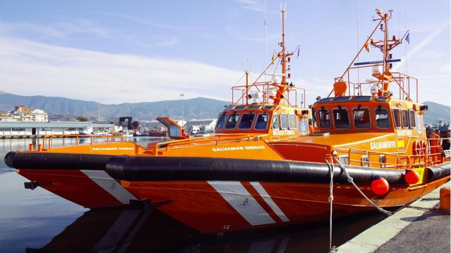 Rescatan a 17 migrantes de una patera en el mar de Alborán