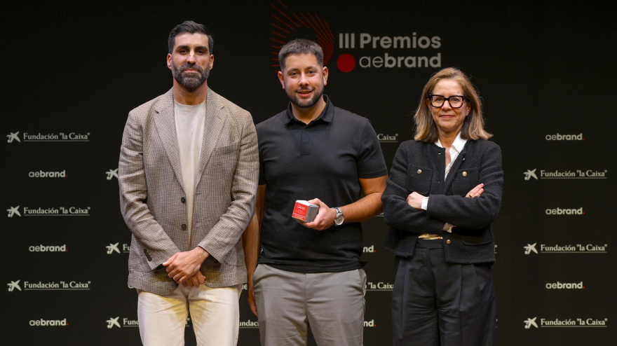 La agencia canaria Una Hora Menos ha sidogalardonada con el Bronce en la categoría “Creación de Marca - Gran Empresa” en los III PremiosAEBRAND 2026