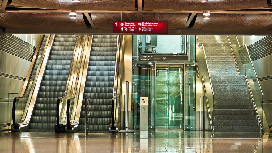 ascensor y escaleras mecánicas