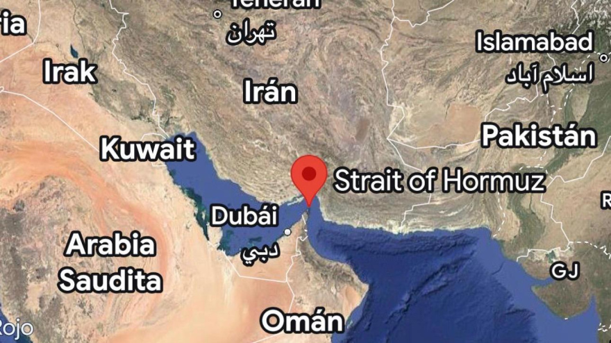 Vista aérea del estratégico Estrecho de Ormuz, una de las rutas marítimas más importantes del mundo. Foto: Google Maps.