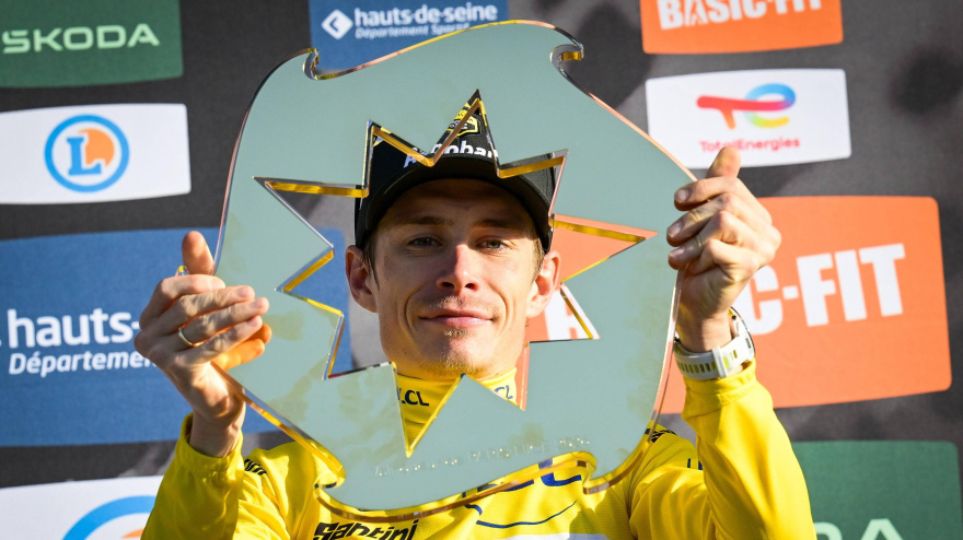 Jonas Vingegaard levantando el trofeo de la París Niza