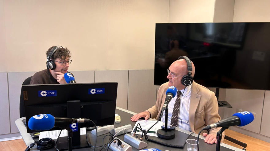 Jesús Julio Carnero, alcalde de Valladolid visita los estudios de COPE