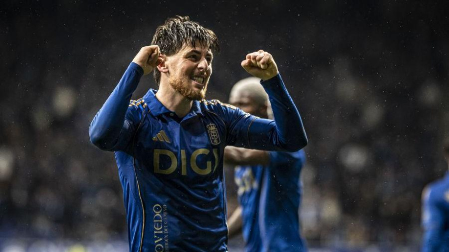 Alberto Reina celebra un gol en el Carlos Tartiere
