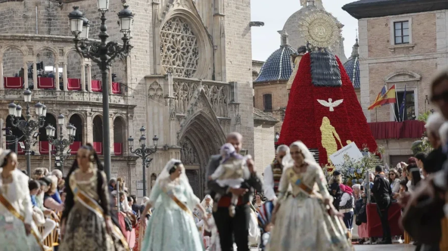 Miles de falleras y falleros acuden a terminar el gigantesco manto floral de la Virgen en la segunda jornada de la Ofrenda las Fallas de València, por el que desfilan más de 100.000 personas
