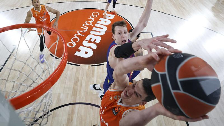 Vesely intentando interceptar la entrada de Pradilla