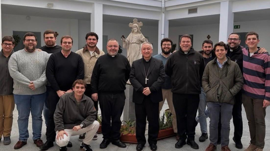 Los seminaristas de Asidonia-Jerez con su obispo diocesano, monseñor Rico Pavés