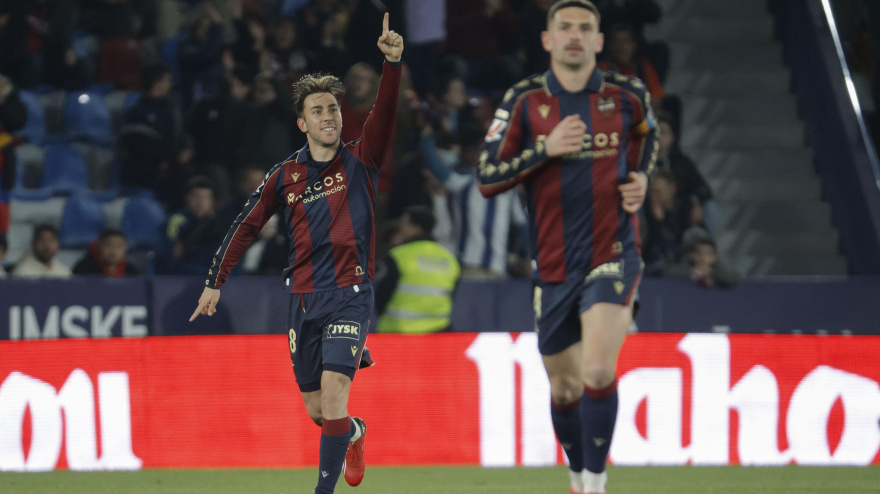 El delantero del Levante Iker Losada celebra su gol contra el Oviedo, durante el partido de la jornada 29 de LaLiga EA Sports entre el Levante y el Oviedo, este sábado en el estadio Ciutat de Valencia.