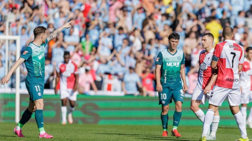 Toni Martínez celebra su gol en el Celta - Alavés